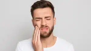 hombre con dolor mandíbula lado derecho por contractura mandibula y problemas en los huesos mandíbula.