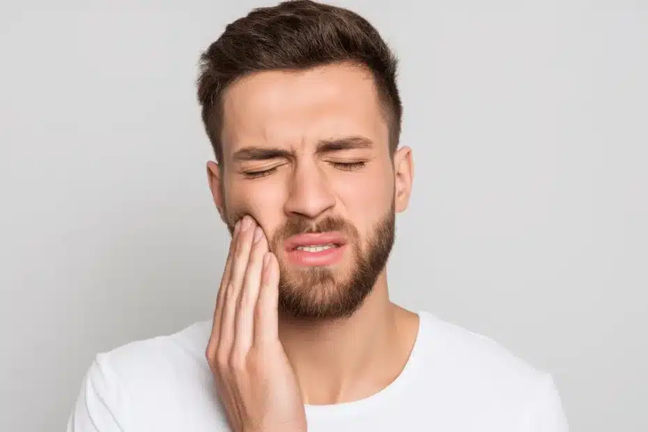 hombre con dolor mandíbula lado derecho por contractura mandibula y problemas en los huesos mandíbula.