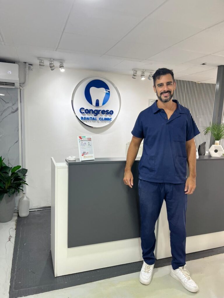 Implantologo Dr Javier Descarga en recepcion de congreso dental en caba